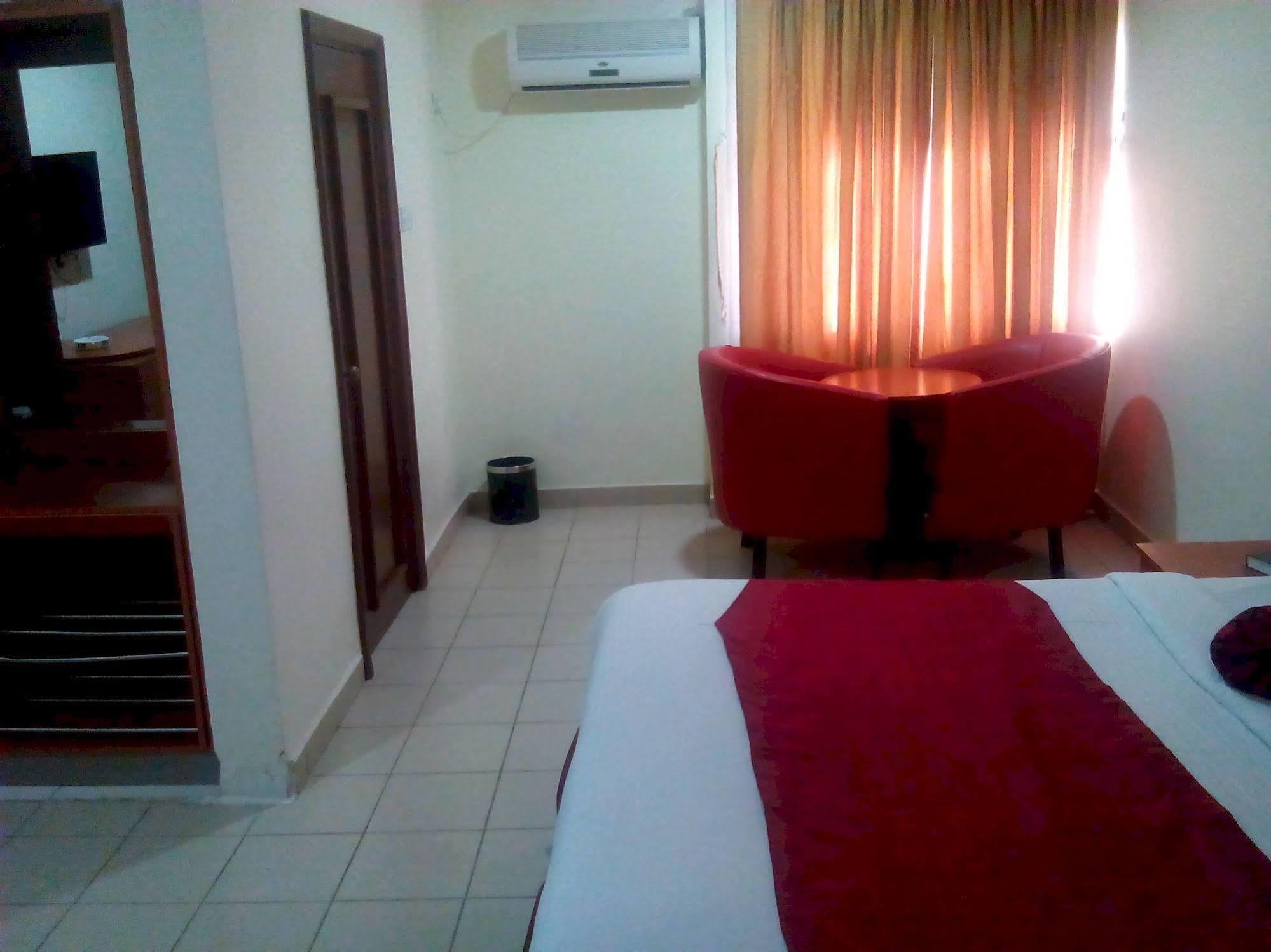 Randolph Hotel & Resort Port Harcourt Buitenkant foto